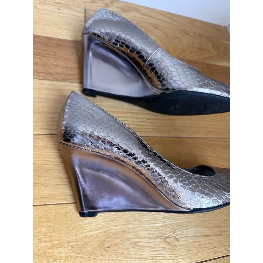BANDOLINO Peep Toe Wedge Pumps Women's Size 8M Silver Reptile Scale Print 3" - Picture 6 of 10